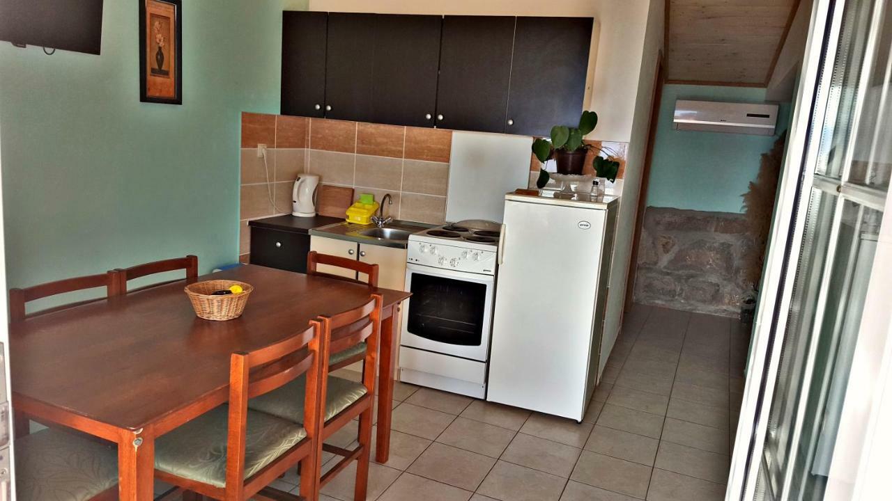 Apartments Anita Sibinj Krmpotski Luaran gambar