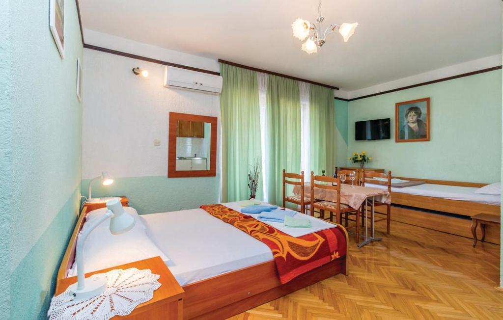 Apartments Anita Sibinj Krmpotski Luaran gambar