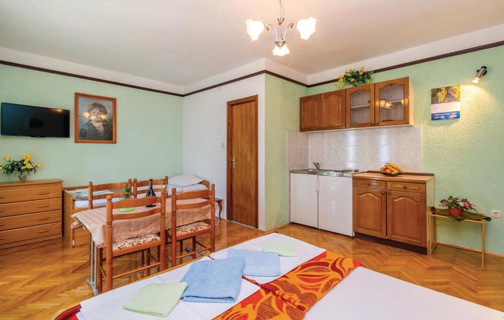 Apartments Anita Sibinj Krmpotski Luaran gambar